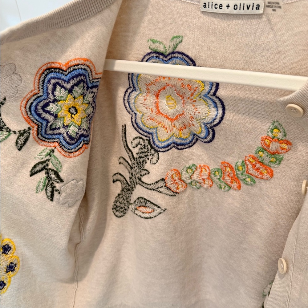 Alice + Olivia Beige Embroidered Floral Button Cardigan / Size M - Picture 7 of 16